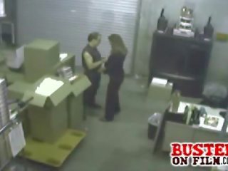 Warehouse darbuotojas gauna busted gauti jo cocked čiulpti