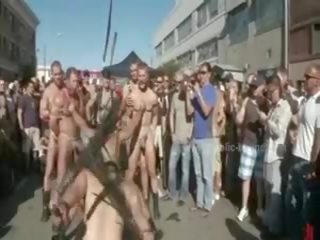 Público plaza com despojado homens prepared para selvagem coarse violento homossexual grupo sexo vídeo