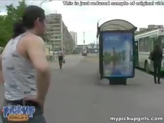 Tipar i zgjedhur lart në një autobuz stop dhe fucked në një bike
