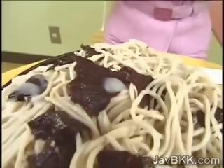 Pervers vrouw van japan houdt voedsel geklede met sperma