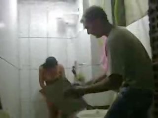 Mulher tomando banho lt azulejista ne banheiro