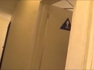 Melnādainas paklīdusi sieviete adriana malao libidinous 3jatā uz mens tualete istaba