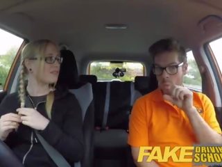 Padirbtas driving mokykla kasa goddess su plaukuotas paauglys putė baigimas viduje immediately shortly po pamoka