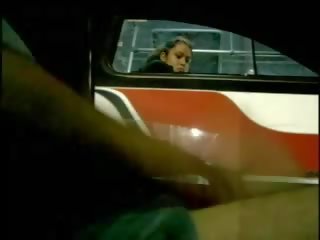 A masturbar fora durante o carro dirigindo filme