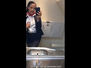 Latina stewardess sluit zich aan de masturbatie mijl hoog club in de lavatory en cums