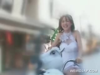 Asia remaja boneka mendapatkan alat kemaluan wanita basah sementara menunggangi itu bike