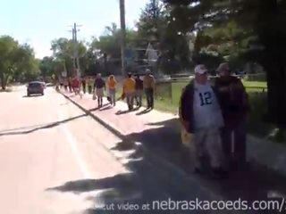 Гулянка і миготливий цицьки в той час як tailgating поза iowa місто football гра