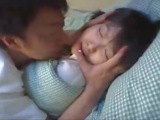 Niesamowite azjatyckie nastolatka pieprzony przez jej ojczym