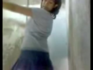 Mexicana adolescente baile y desvistiéndose en baño
