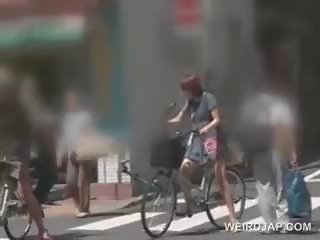 Солодка азіатська немовлята скаче в bike отримати кицьки всі вологий