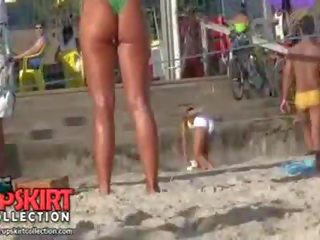 Il caldi sciocca è indossare un davvero piccolo bikini tanga su suo femme fatale e rotondo culo