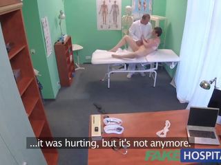 Fakehospital enticing australiër toerist met groot tieten houdt artsen sperma in poesje