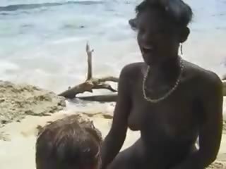 Me lesh afrikane adolescent qij euro e dashura në the plazh