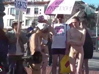 Naakt sword nudists in publiek naakt protest