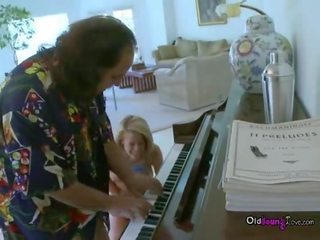 Ron jeremy igranje klavir za enchanting mlada velika tit seductress