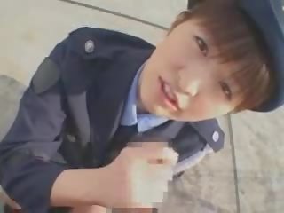 Jepang perempuan polisi mengisap penis