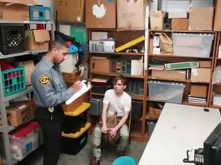 Малък shoplifter получава прецака от две търговски център полицай