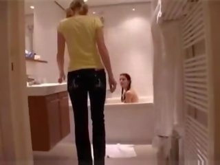 Hollandais lesbiennes avoir amusement en salle de bain