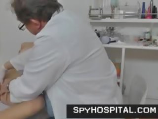 نحيف في سن المراهقة physical امتحان مخفي حدبة footage