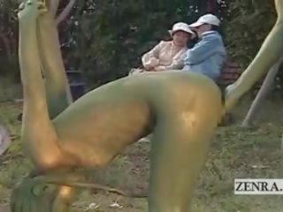 Phụ đề nhật bản người phụ nữ painted đến mimic công viên statue