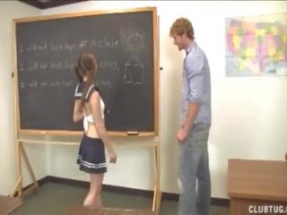 Vakker kjæreste rykk av henne lærer