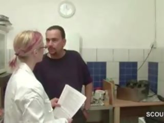 E imët adoleshent azubi wird vom chef auf arbeit gefickt