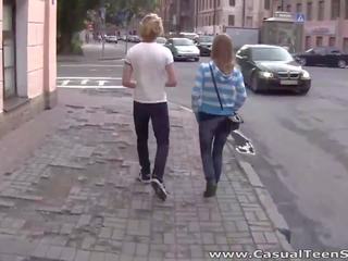 Casual tonårs vuxen video- blond och blondin fan terrific