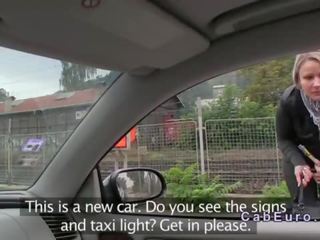 Viltojums taksometrs vadītājs fucks blondīne ārā no aiz