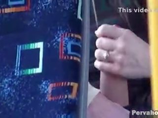 Κελί σπέρμα catches bj σε δημόσιο λεωφορείο