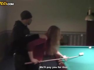 Lussurioso cameriera a billiards prende nudo e pompino