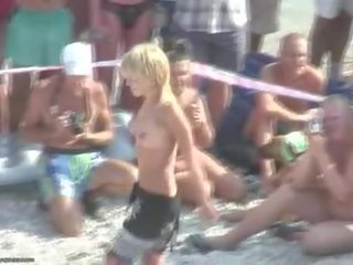 Kuiken walks topless rond de strand