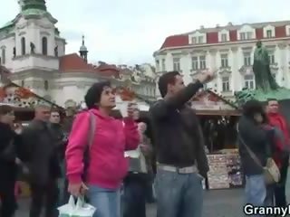 Viejo turista es escogido hasta y roscado en suelo