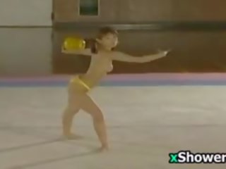 아시아의 육상 경기 선수 수행 유방을 드러낸 과 샤워