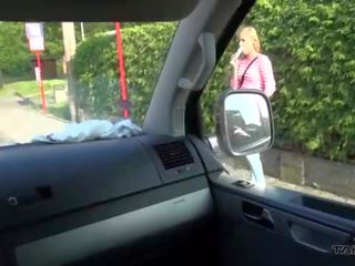 Raaka naida varten luiseva blondi ennen kick hänen ulos of driving pakettiauto