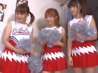 Drie groot tieten japans cheerleaders delen prik