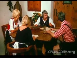 Ferme homme baise voisins glorious blond femme sur la table