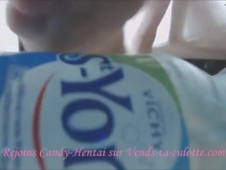 Fétichisme 德 pieds - une amatrice joue avec une bouteille avec ses jolis petons