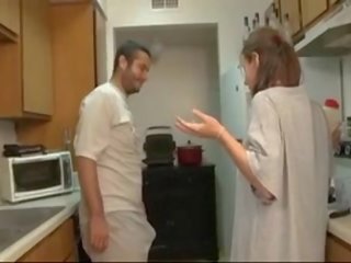 Vend ja õde suhuvõtmine sisse a köögis