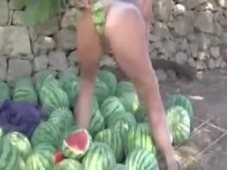 Szabadban melon maszturbáció nudista giselda