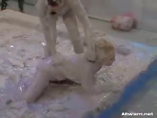 放蕩 的lesbo 母狗 在 mud 摔角 競賽