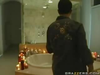 Exceptional brunet bathfuck wideo