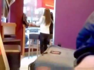 Pillada masturbándose en un café tienda